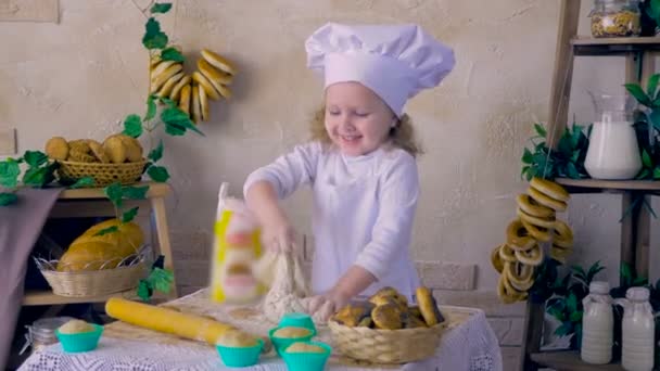 Bambina cuoca divertirsi giocando con la pasta nella decorazione della cucina . — Video Stock