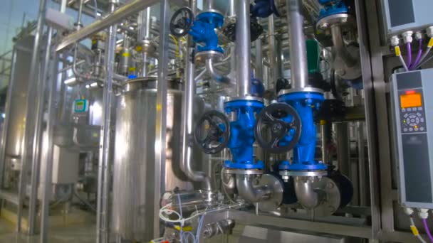 Modern teknisk industriell utrustning. Rörledningar, pumpar, filter, mätare, sensorer, motorer. tank på kemisk fabrik. — Stockvideo