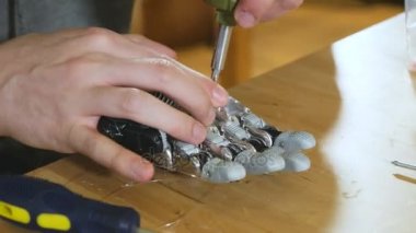 Yenilikçi sibernetik robotik kol montaj bir bilim adamı. Yüksek teknoloji yenilikçi teknoloji..