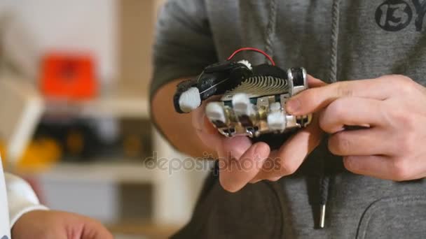 3D printerlere harcama maddeler üzerinde yapılan Robotik biyonik kol işçiliği. Dolly vurdu. — Stok video