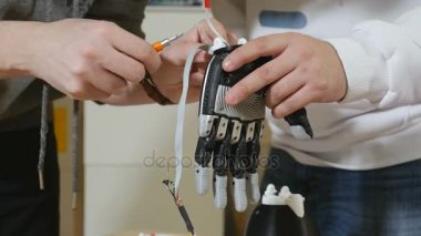 Mühendisleri robot biyonik kol yapma laboratuarda çalışır. Elektronik biyonik Protez kol.