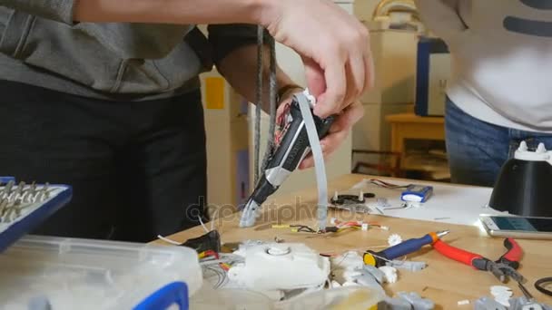 Brazo protésico biónico electrónico. Ingenieros trabajan en laboratorio haciendo brazo biónico robótico . — Vídeos de Stock