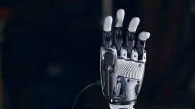 Biyonik kol. Yenilikçi robot eli 3D printerlere harcama maddeler üzerinde yapılmış. Fütüristik teknoloji.