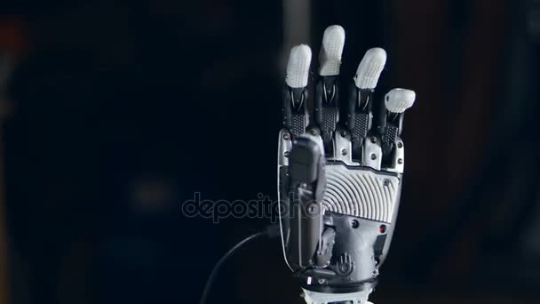 Bionische arm. Innovatieve robotic hand gemaakt op de 3D-printer. Futuristische technologie. — Stockvideo