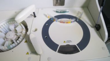 Robotik ekipman tıbbi örnekleri konveyör koyar. Kimya, ilaç, tıbbi ekipman. Yakın çekim.