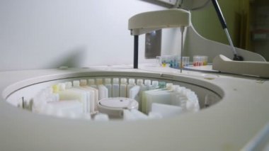Robotik ekipman tıbbi örnekleri konveyör koyar. Kimya, ilaç, tıbbi ekipman. Yakın çekim.