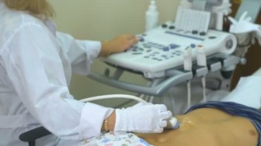 Ultrason tıbbi malzeme klavye. Tanınmayan doktor workimg ultrasonik makine ile.