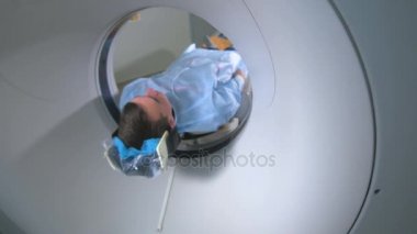 Hastayı MRI, Ct tarayıcı tarama yapılır. Manyetik rezonans inceleme.