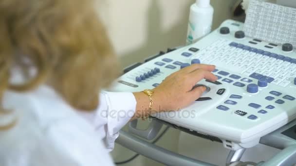 Teclado de equipos médicos de ultrasonido. Trabajo médico irreconocible con máquina ultrasónica . — Vídeos de Stock