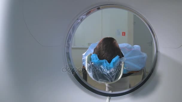 Patient wird mit mri, ct scanner gescannt. Magnetresonanzuntersuchung. — Stockvideo