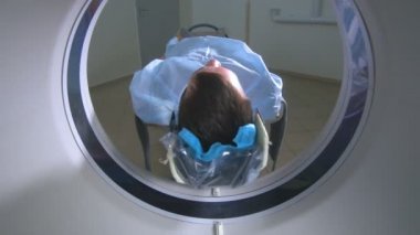 Hastayı MRI, Ct tarayıcı tarama yapılır. Manyetik rezonans inceleme.