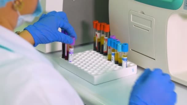 현대 의료 실험실에서 일 하는 의사. 혈액 샘플의 분석입니다. 연구 및 병원에서 혈액의 테스트. — 비디오