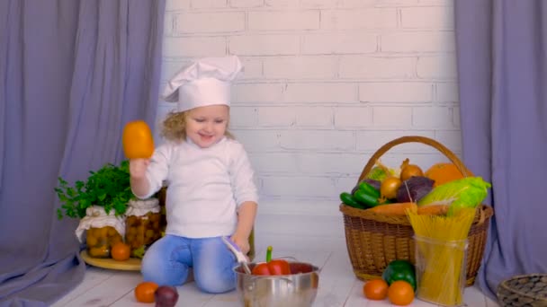 Kocken flicka spela matlagning med hälsosam mat i köket. — Stockvideo