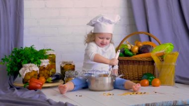 Aşçı, aşçı kız tavada sağlıklı yemek pişirme.