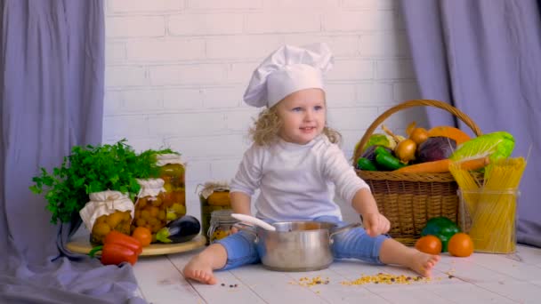 Roztomilý roztomilý dívka kuchař vaření zdravých potravin pomocí zeleniny a pan. — Stock video