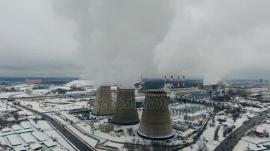Termik santral. Beyaz duman termal güç istasyonu Bacalardan gelen. Havadan görünümü