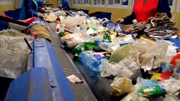 Trabajadores clasificando basura, residuos para ser procesados en una planta de reciclaje. Concepto de protección medioambiental . — Vídeo de stock