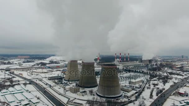 Värmekraftverk. Vit rök från skorstenar på värmekraftverk. Flygfoto — Stockvideo