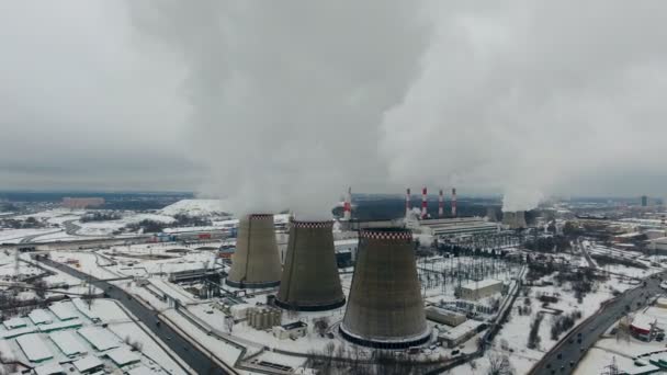Wärmekraftwerk. weißer Rauch aus den Schornsteinen des Heizkraftwerks. Luftbild