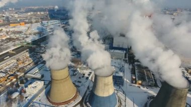 Fabrika kirletici. Bir arka plan, parlak güneşli havalarda. Helikopter vurdu.