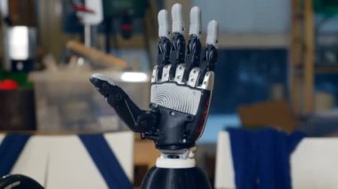 Gerçek robot kol. İnovasyon kavramı.