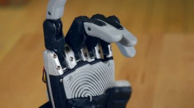 Gerçekten yenilikçi biyonik kol parmak hareket. Robot sibernetik adam el hareketi.