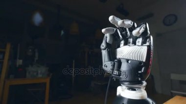 Biyonik kol 3d yazıcıda yazdırılır. Fütüristik teknoloji kavramı.