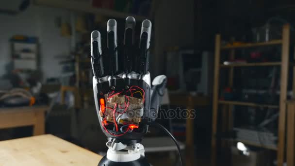 Elektronische prothetische Hand. Bionik-Arm im Einsatz. — Stockvideo