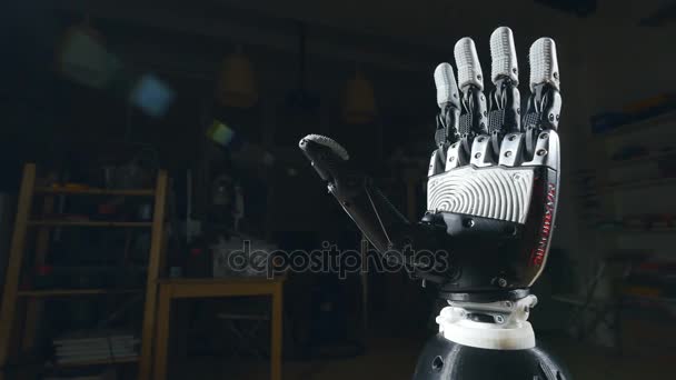 Novátorská věda koncept. Cyber ruku, ukázal futuristické robotické rameno. — Stock video