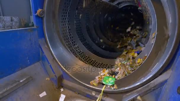 Clasificación de equipos de basura que trabajan en una planta de reciclaje . — Vídeos de Stock