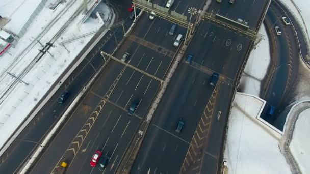 空中︰ 汽车在道路上行驶。直升机飞过. — 图库视频影像