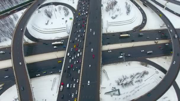 Tráfico pesado en un Intercambio de Carreteras. El invierno. Disparo aéreo desde arriba . — Vídeos de Stock