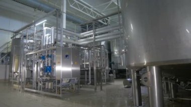 Modern, parlak sandıkları, paslanmaz depolar, endüstriyel tesis boru hattı.