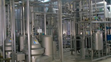 Bir gaz üretim tesislerinde boru hattı sistemi.