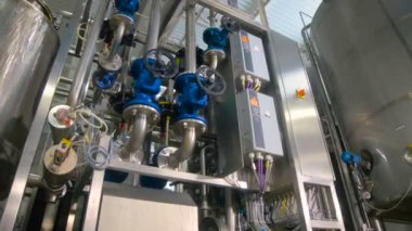 Ölçü aygıtları, subaplar ve musluk Sanayi Fabrikası'nda. Hareket halinde çekim.