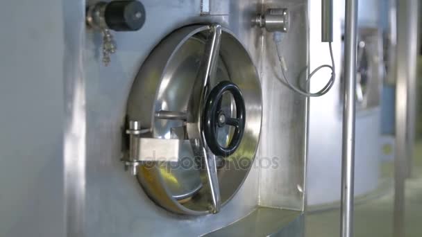 Válvula de manija en tubería industrial . — Vídeos de Stock