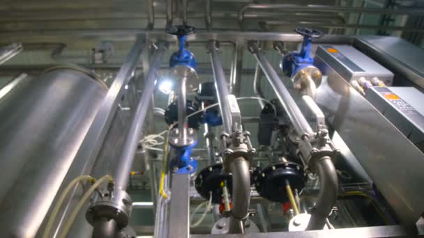 Meters, afsluiters en kranen in industriële fabriek. Schot in beweging. — Stockvideo