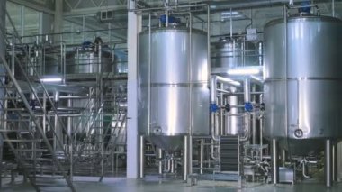 Kimya fabrikası. Parlak paslanmaz çelik depolama, boru hattı bir modern Sanayi Fabrikası'nda.