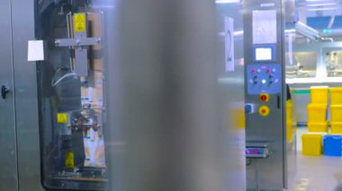 Modern bir fabrikada kontrol panelinin iç görünüm. Hiçbir insan.