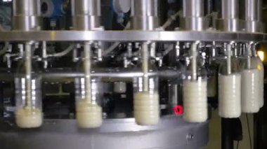 Taze süt şişeleri bir otomatik üretim hattı döktü..