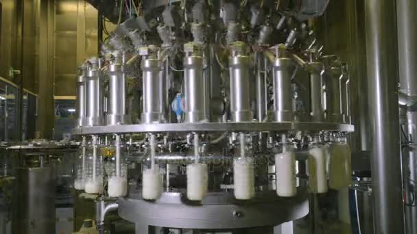 Lait versé dans des bouteilles en plastique dans une usine alimentaire . — Video