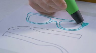 4 k. adam ellerini plastik mürekkep modern cihaz 3d kalem kullanarak ürün verme. Yakın çekim.