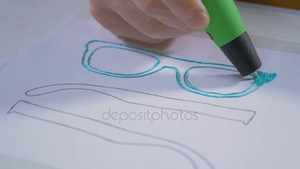 4 k.男人手用塑料油墨使用现代设备 3d 笔制作产品。关闭. — 图库视频影像