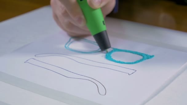 4k. 3D-Stift, der echte Brillen druckt. Kugelstoßer. — Stockvideo