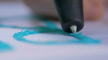 Modern teknolojik zanaat. Adam el gözlüklü 3d kalem yazdırma.