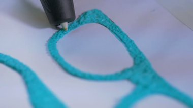 4 k. adam ellerini plastik mürekkep modern cihaz 3d kalem kullanarak ürün verme. Yakın çekim.
