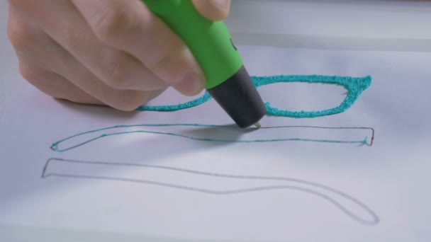 4 k. ember kezét, 3D-s pen nyomtatási szemüveg. Modern technológiai kézműves. — Stock videók