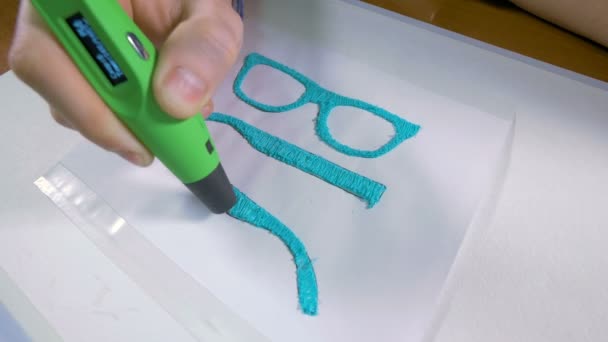 4K. Рука людини з 3D ручкою для друку окулярів. Сучасне технологічне судно . — стокове відео