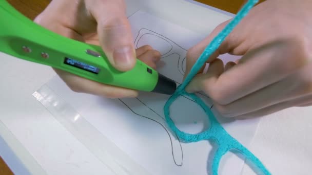 4K. Les mains de l'homme expérimentant avec des appareils, impression 3D à l'aide d'un appareil moderne - Stylo 3D . — Video