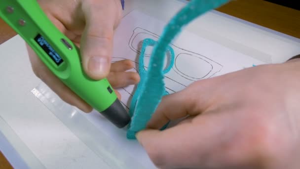 4 k. adam el aletleri ile 3d baskı modern aygıt - 3d kalem kullanarak deneme. — Stok video